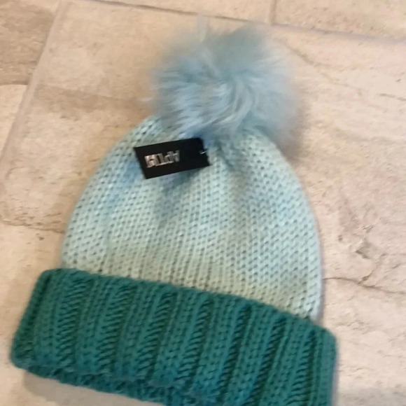 Fuzzy ball knit beanie - Picture 4 of 7